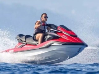 Fransa yanarken Emmanuel Macron'un tatile çıkması tepki çekti