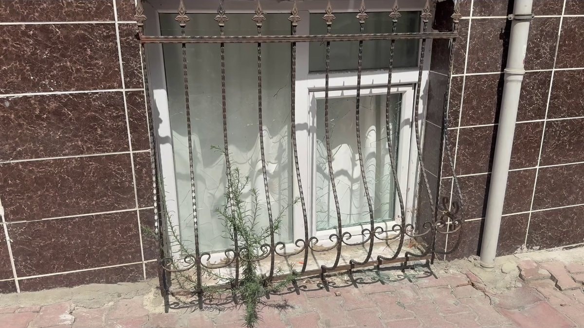 İstanbul'da eski sevgili dehşeti: Binayı kundaklayıp camları kırdı