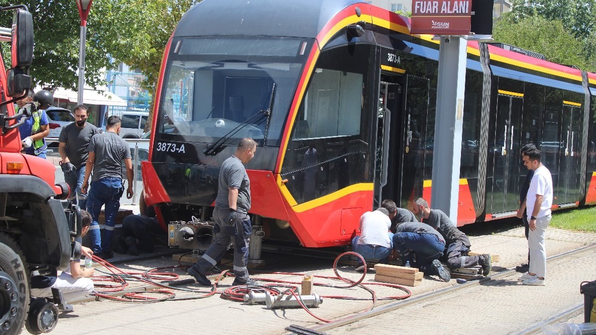 Kayseri'de karşı durağa geçmek isteyen genç kadın, tramvayın altında kaldı