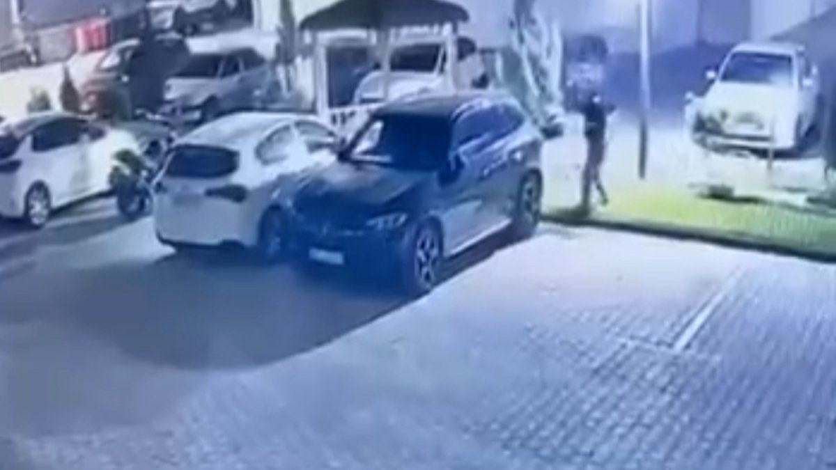 Elazığ'da siteye girip aracın camını kırdılar: O anlar kamerada