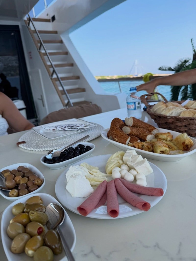 Özcan Deniz ve Samar Dadgar’ın Aşk Dolu Anları: Tatildeki Paylaşımlar