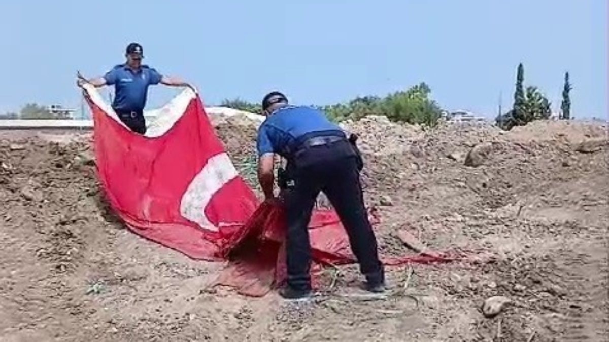 Hatay'da moloz yığınları arasındaki Türk bayrağını öpüp, başına koyan polis takdir topladı