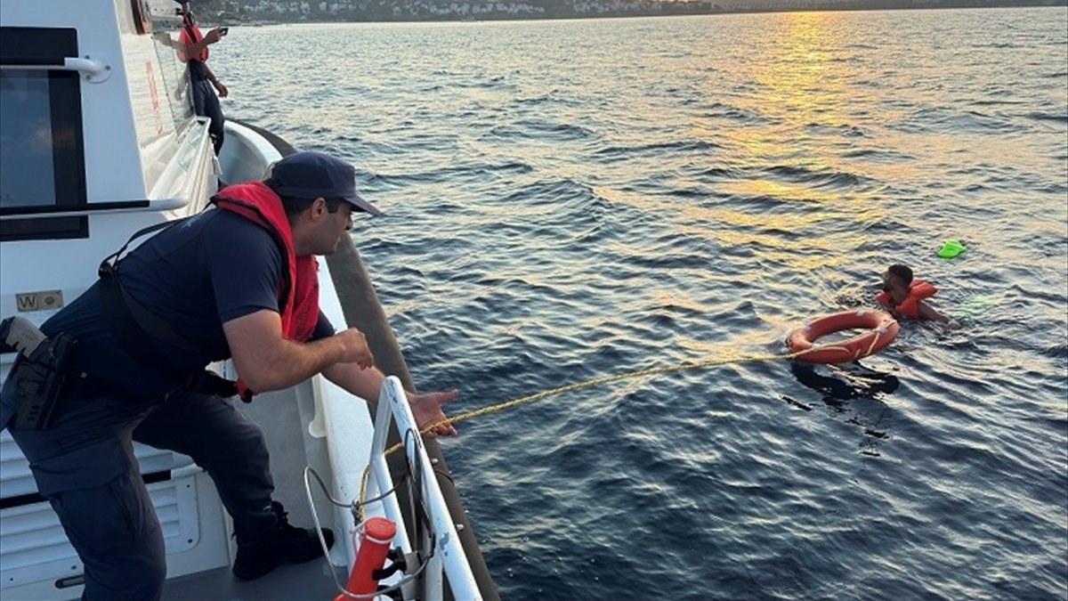 Muğla açıklarında Yunanistan'a yüzerek geçmeye çalışan göçmen yakalandı