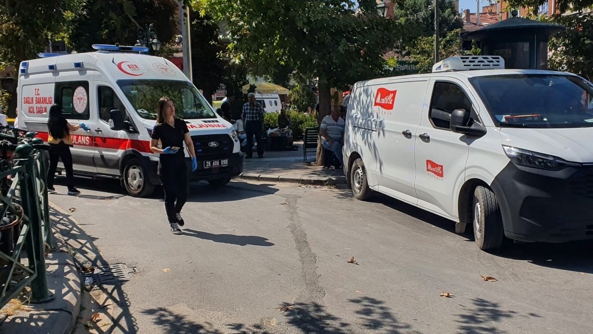 Eskişehir'de hatalı park eden minibüs, ambulansın geçişini engelledi