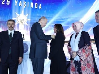 Şırnak'ın İdil Belediye Başkanı Türkan Kayır AK Parti'ye geçti