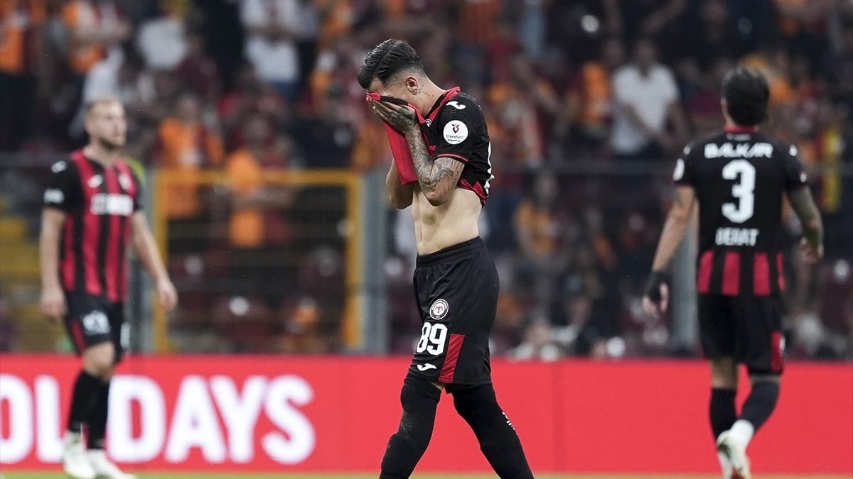Süper Lig'de yeni sezonun ilk kırmızı kartı Alexandros Kyziridis'e çıktı