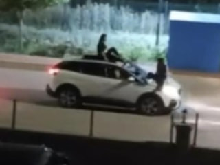 Elazığ'da kadınların otomobilin üstünde tehlikeli yolculuğu