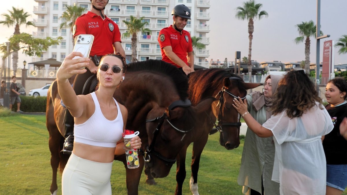 Antalya'da vatandaşlar ve turistlerden atlı polislere yoğun ilgi