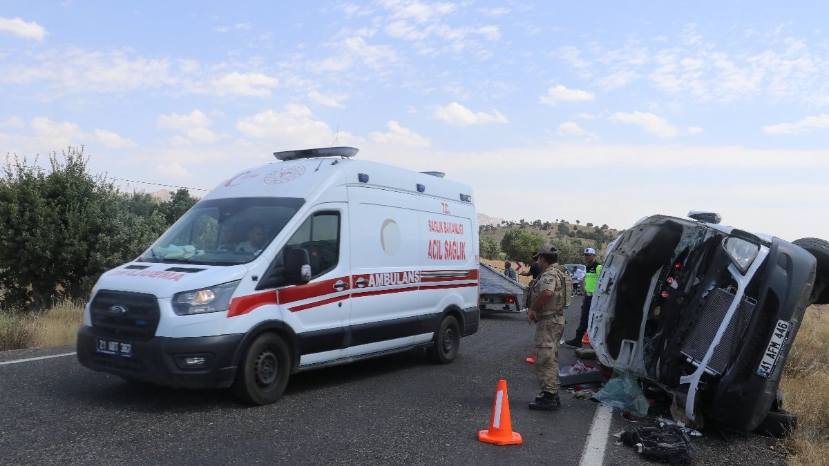 Diyarbakır’da minibüs devrildi