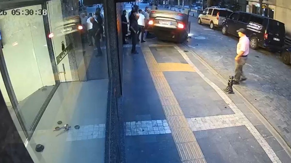 Trabzon'da minibüse çarpan otomobil takla attı