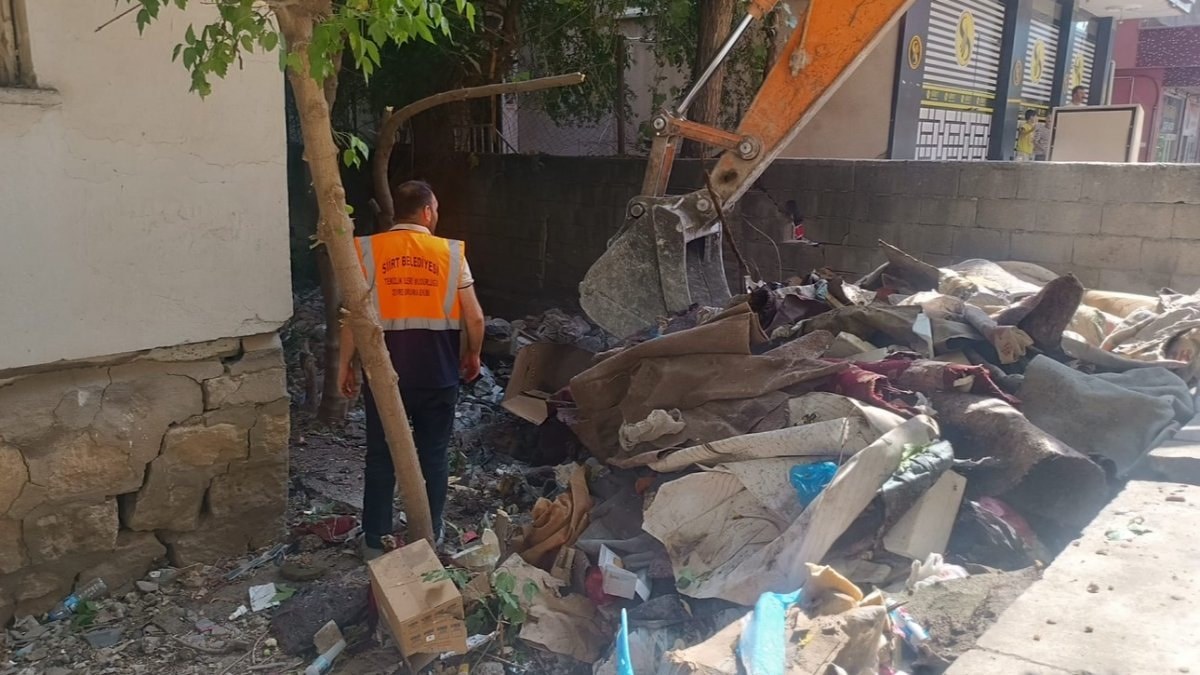 Siirt’te çöp evden 2 kamyon atık çıkarıldı