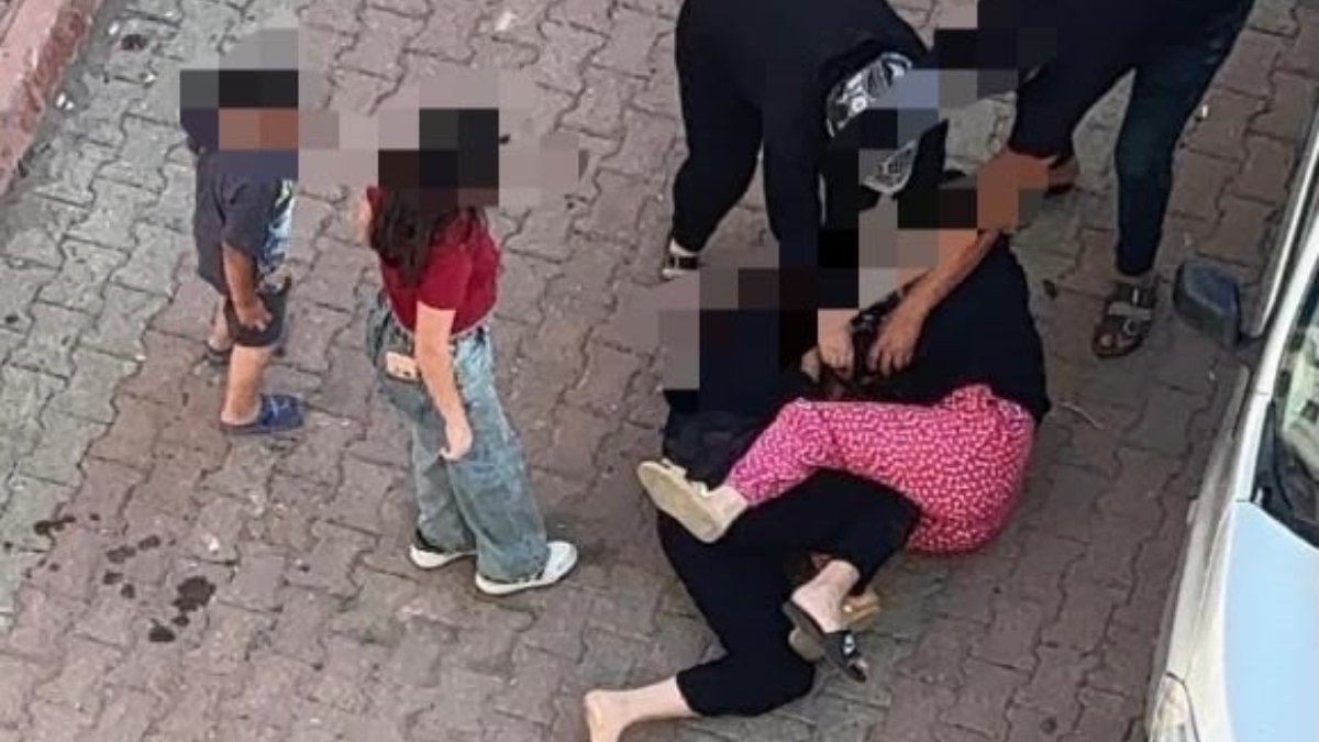 Kayseri'de iki kadın çocukların ağlamasına aldırmadan kavga etti