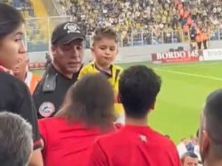 Gençlerbirliği maçında minik Fenerbahçeli taraftarın forması çıkarıldı