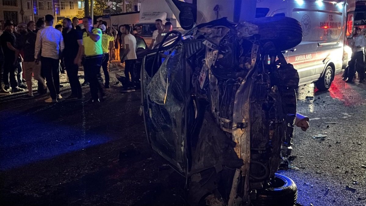 Bursa'da kavşakta 3 otomobil çarpıştı: 1'i ağır, 5 yaralı