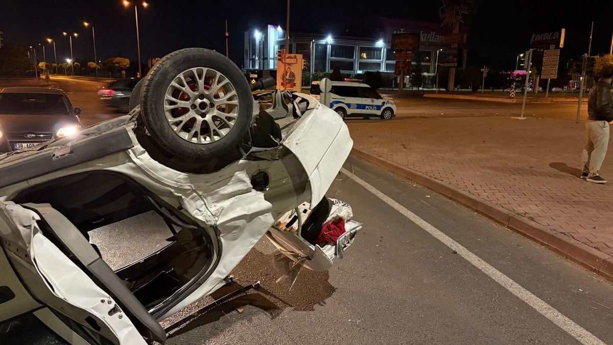 Kayseri'de kamyonla çarpışan otomobil takla attı