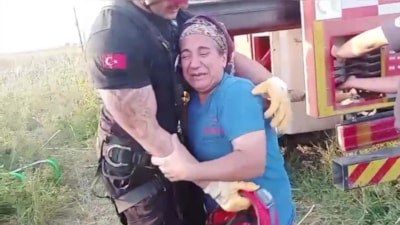 Adana'da kuyuya düşen ineğini kurtaran itfaiye ekiplerine sarılıp ağladı