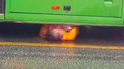 Denizli'de elektrikli bisikletten savrulan sürücü otobüsün altında kalarak öldü