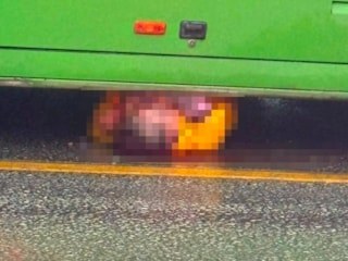 Denizli'de elektrikli bisikletten savrulan sürücü otobüsün altında kalarak öldü