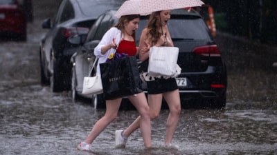 MGM uyardı: Birçok bölgede kuvvetli sağanak ve rüzgar etkisini gösterecek