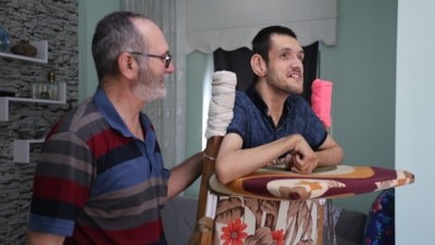 Konya'da beyin felçli oğluna 26 yıldır özenle bakıyor