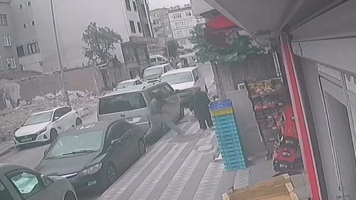 İstanbul'da motosikletli şüpheli kuyumcudan çıkan kadına gasp girişiminde bulundu