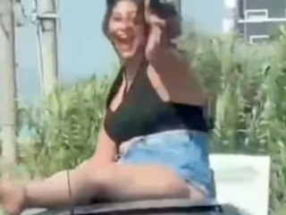 Manisa'da 'sunroof'tan çıkan kadın, ilginç hareketleriyle dikkat çekti