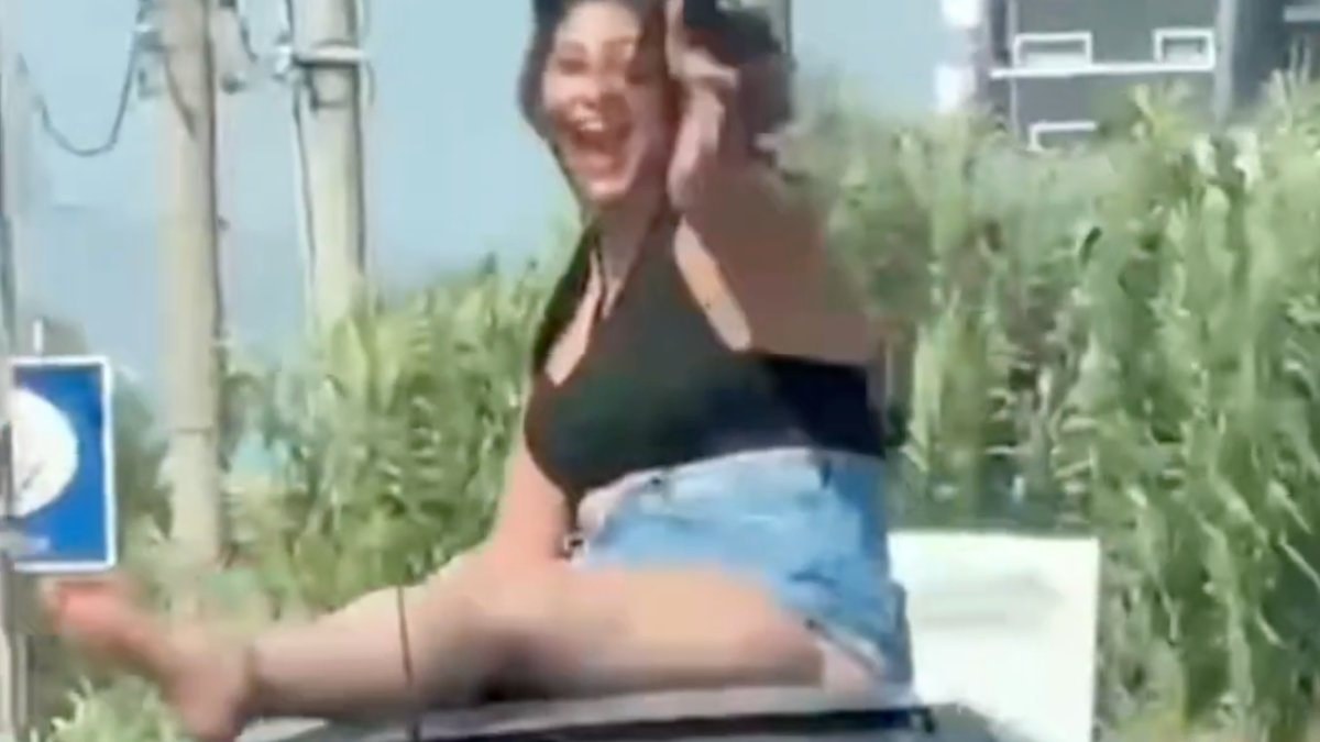 Manisa'da 'sunroof'tan çıkan kadın, ilginç hareketleriyle dikkat çekti