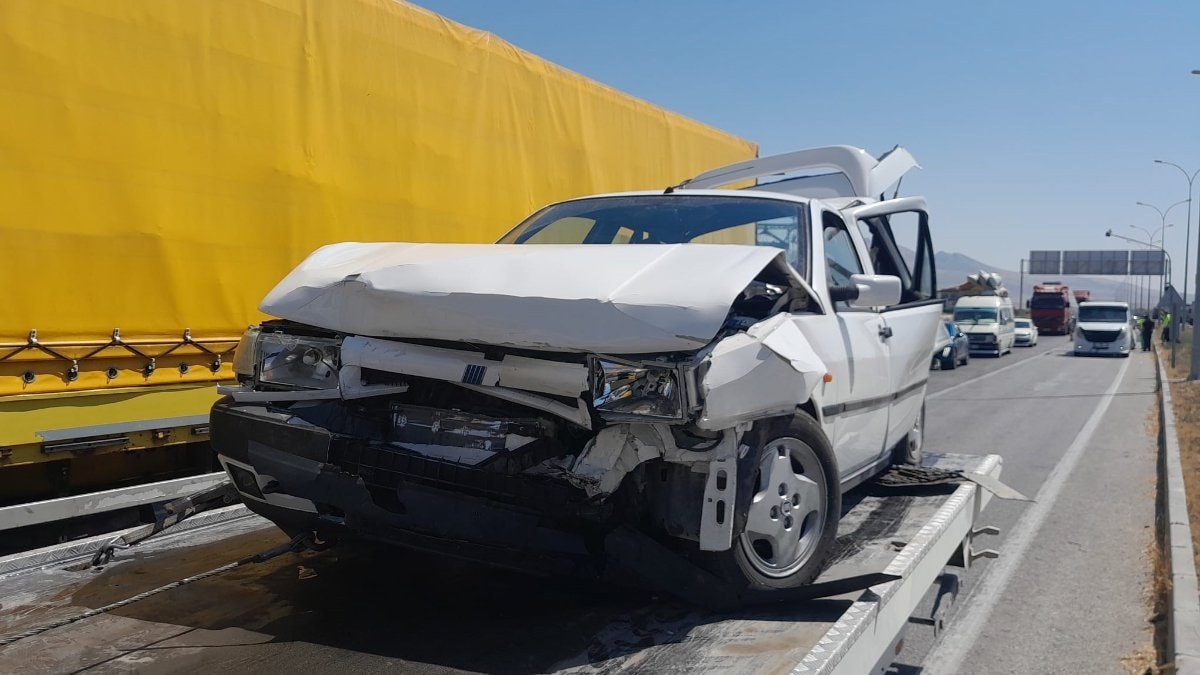 Konya'da 3 araç birbirine girdi: 9 yaralı