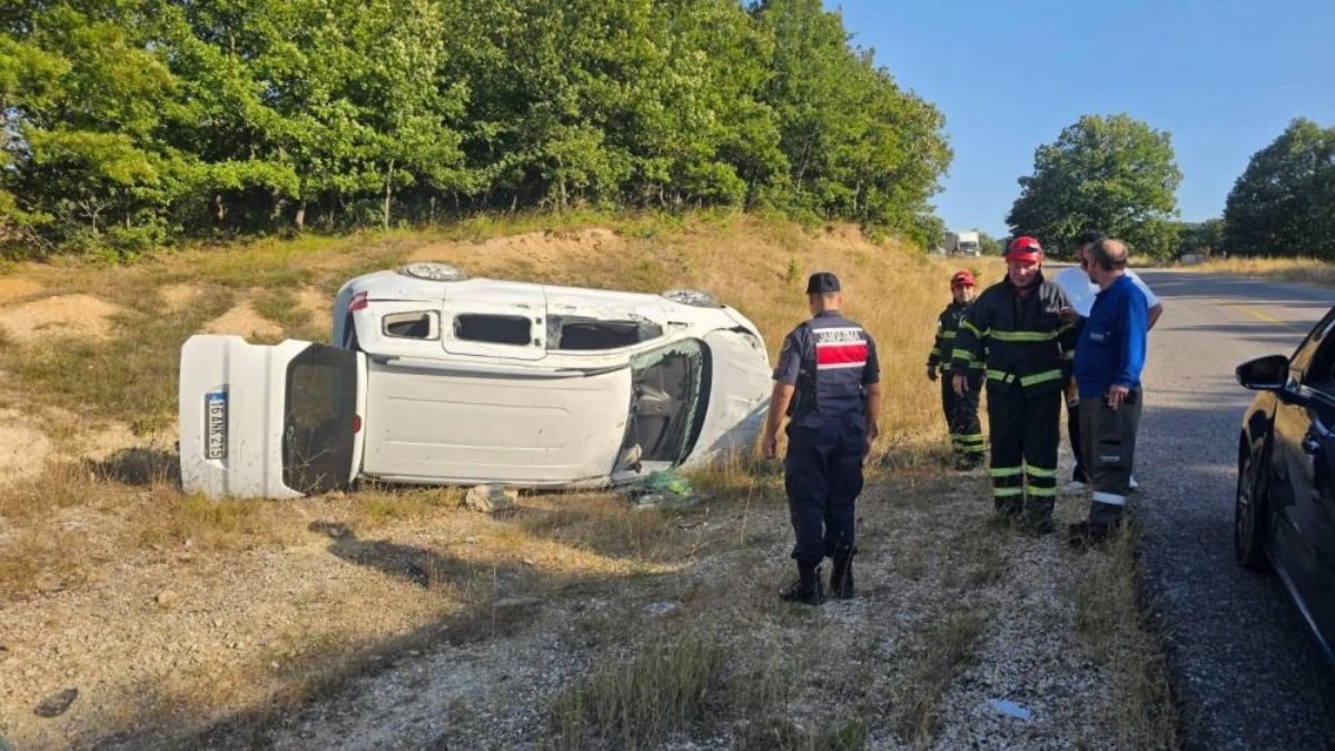 Bilecik'te otomobil yan yattı: 5 yaralı