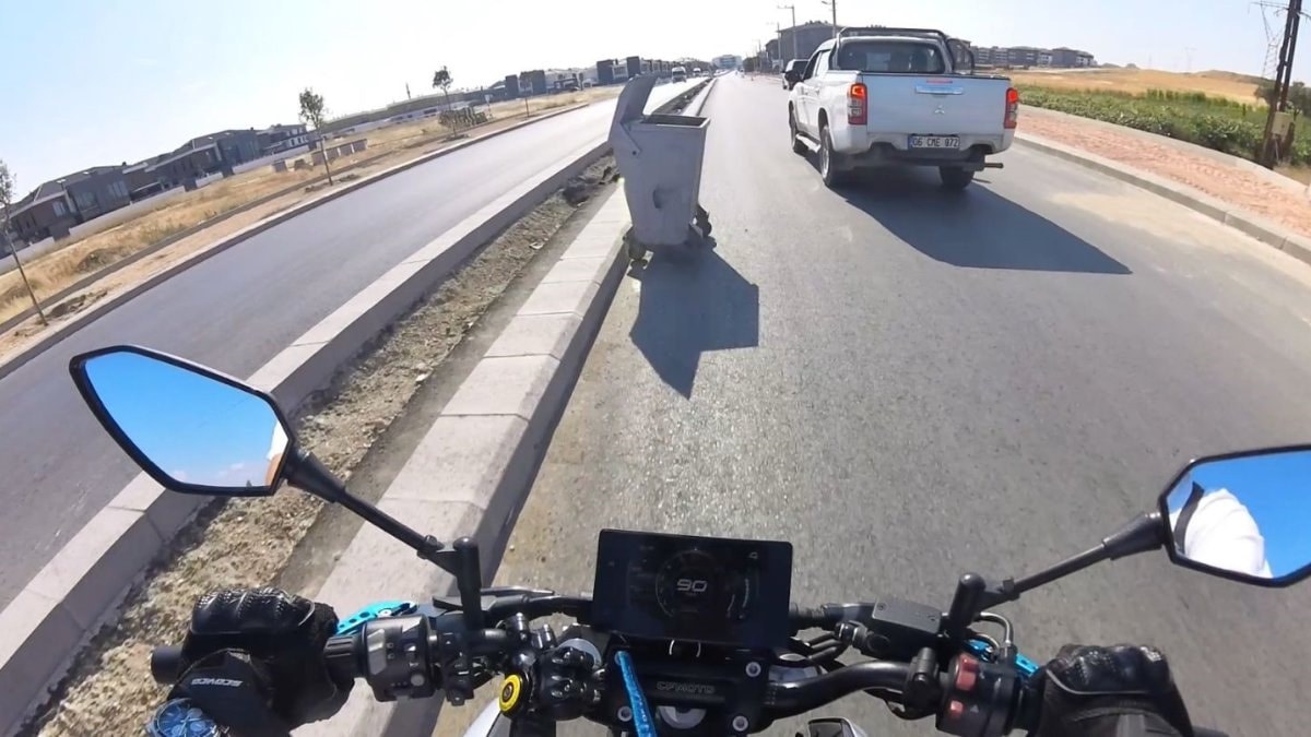Eskişehir'de aracı sollamaya çalışan motosikletli çöp konteynerine çakıldı
