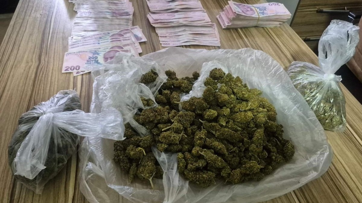 Bursa'da 'dur' ihtarına uymadı: Aracından uyuşturucu çıktı