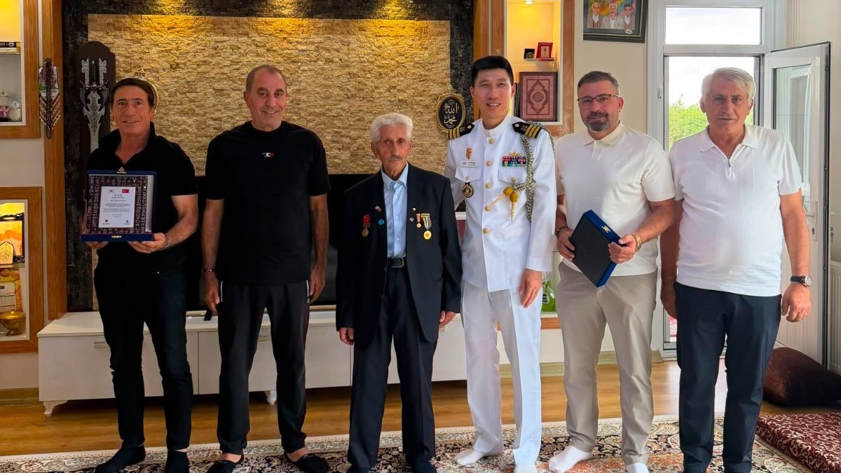 Kore'den 76 yıllık vefa: 104 yaşındaki gaziyi ziyaret ettiler