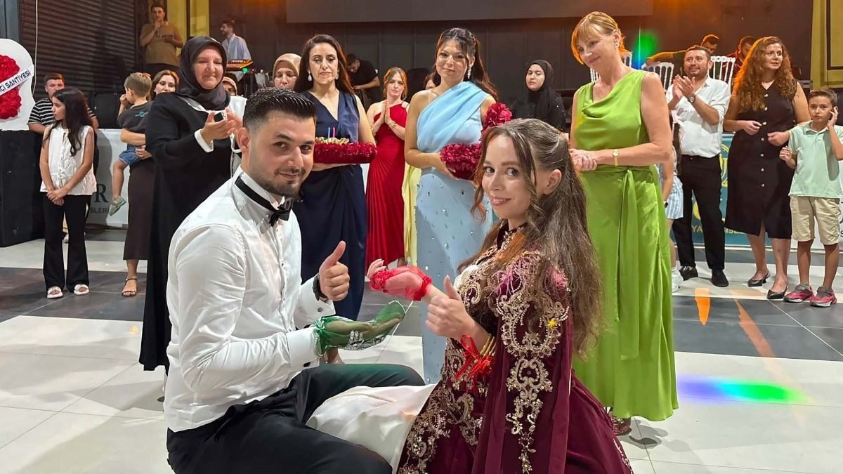 Antalya'da baklava ile başlayan tanışma, düğün pastasıyla mutluluğa dönüştü
