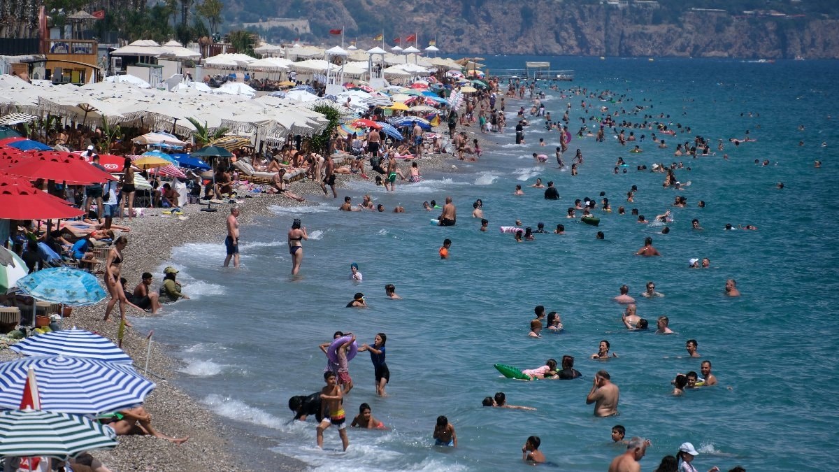 Antalya'da aşırı sıcaklar nedeniyle sahillerde yoğunluk oluştu