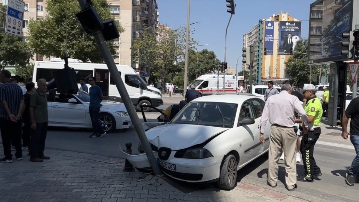 Konya'da otomobil ile kamyonet çarpıştı: 6 kişi yaralandı
