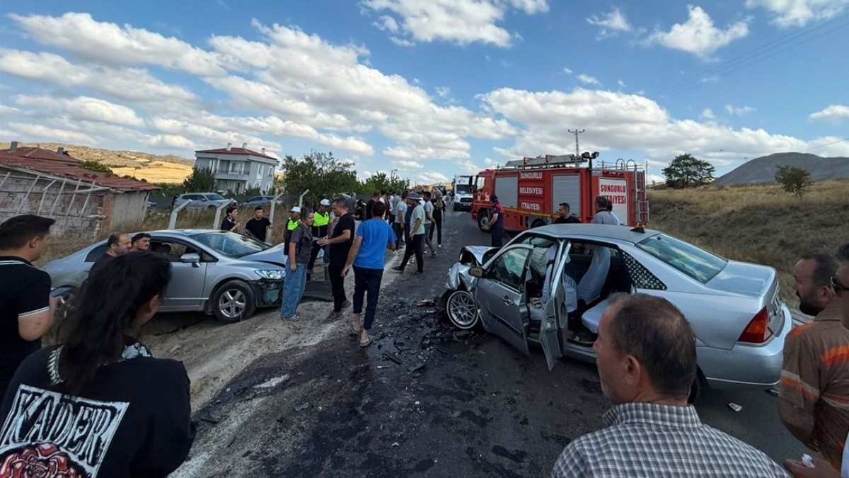 Çorum'da iki otomobil çarpıştı: 7 yaralı