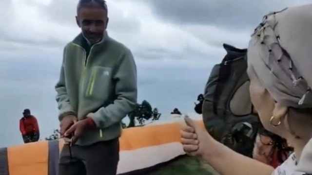 Karadenizli teyzenin yamaç paraşütü merakı gülümsetti