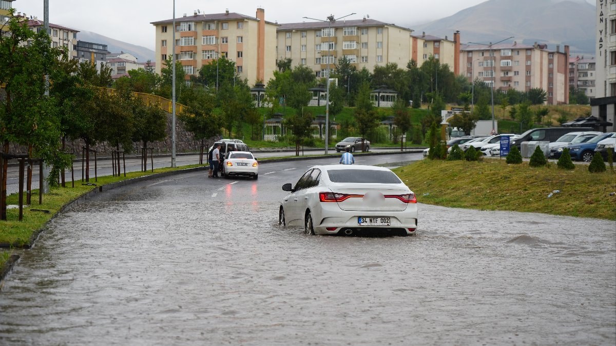 Erzurum'da yağış trafiği felç etti