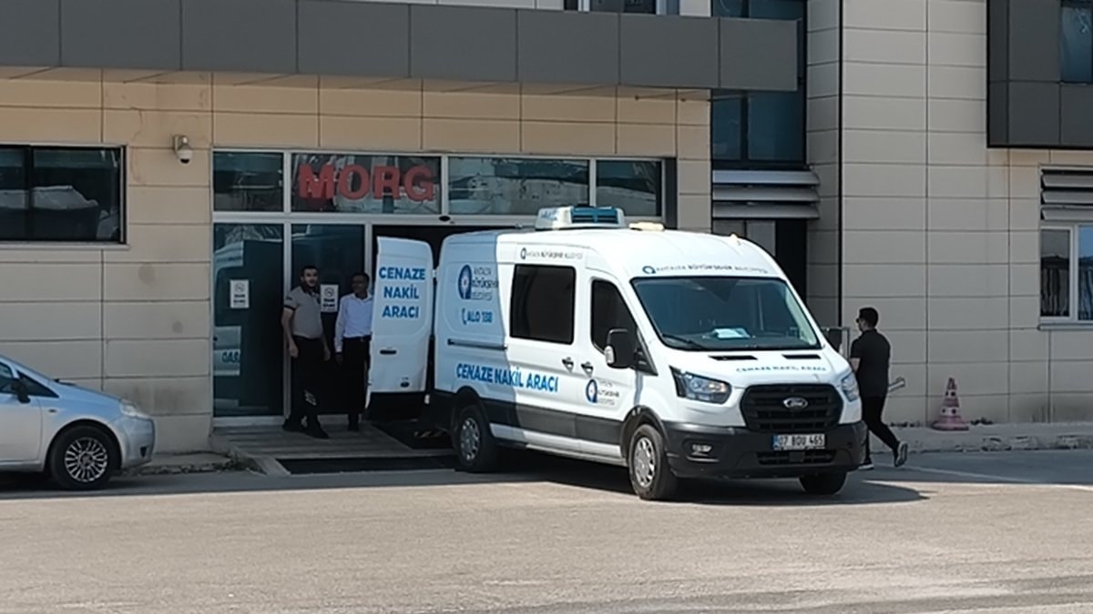 Antalya'da yaşanan feci kazada hayatını kaybeden çiftin cenazeleri yakınları tarafından teslim alındı