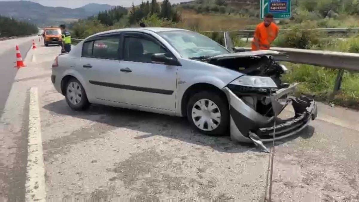 Osmaniye'de yağışlı havada kontrolden çıkan otomobil bariyerlere çarptı: 4 yaralı
