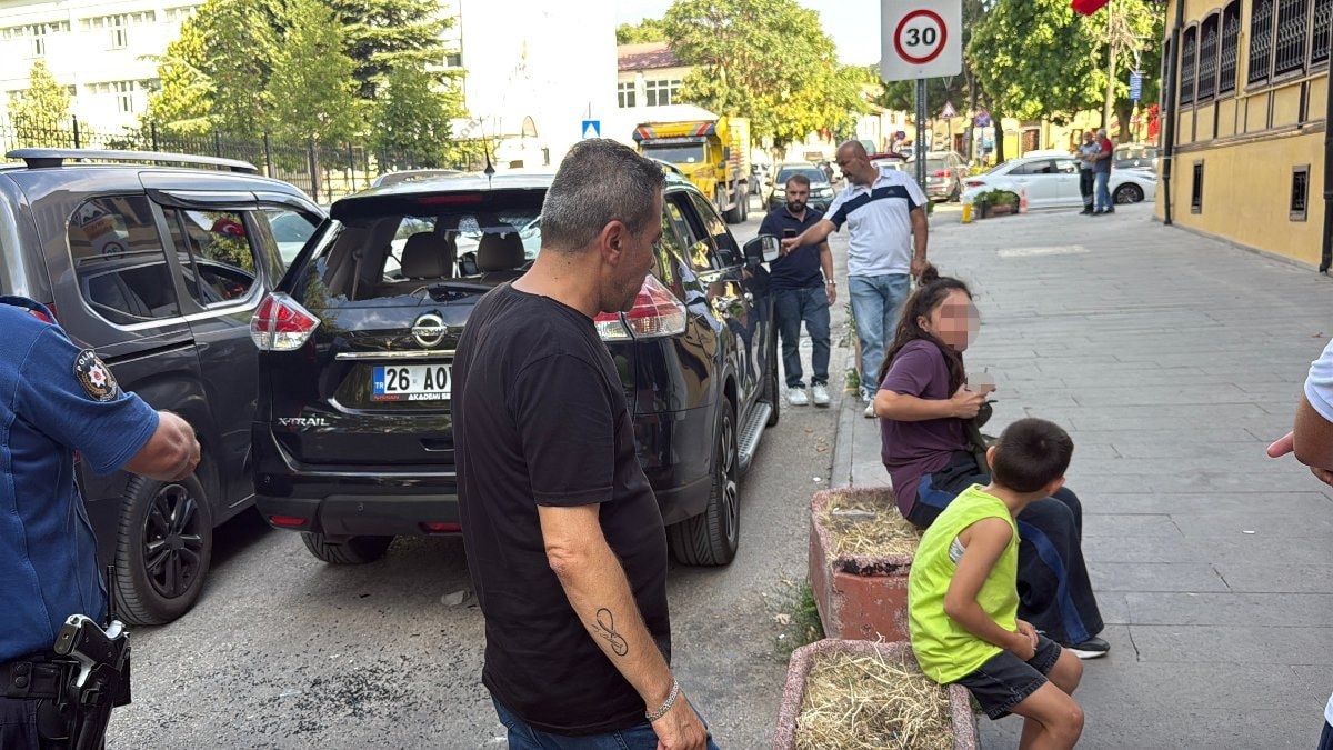 Eskişehir'de yol tartışmasında otomobilin camını taşla kırıp sürücüyü darbettiler