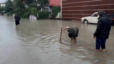 Erzincan’da sağanak yağış: Yollar göle döndü