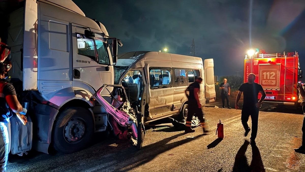 Hatay'da işçi servisi ile tır çarpıştı: 1 ölü 14 yaralı