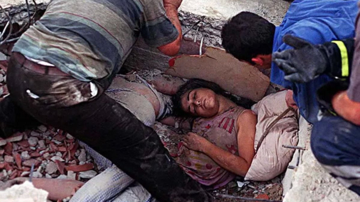 17 Ağustos Depremi'nin hafızalardan silinmeyen görüntüleri