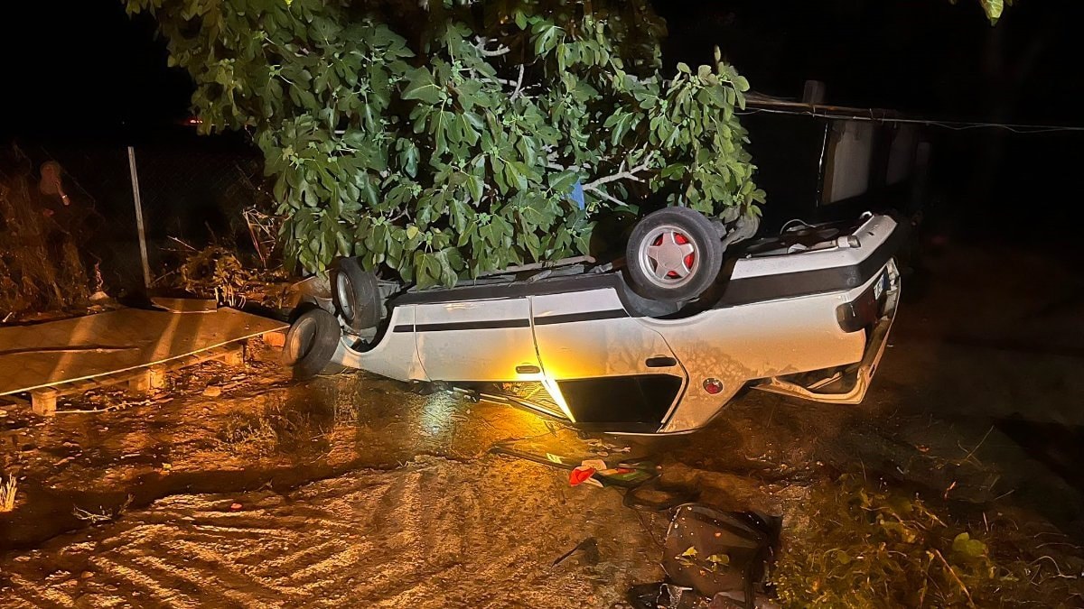 Kırklareli'de yoldan çıkan otomobil evin bahçesine uçup ters şekilde durdu