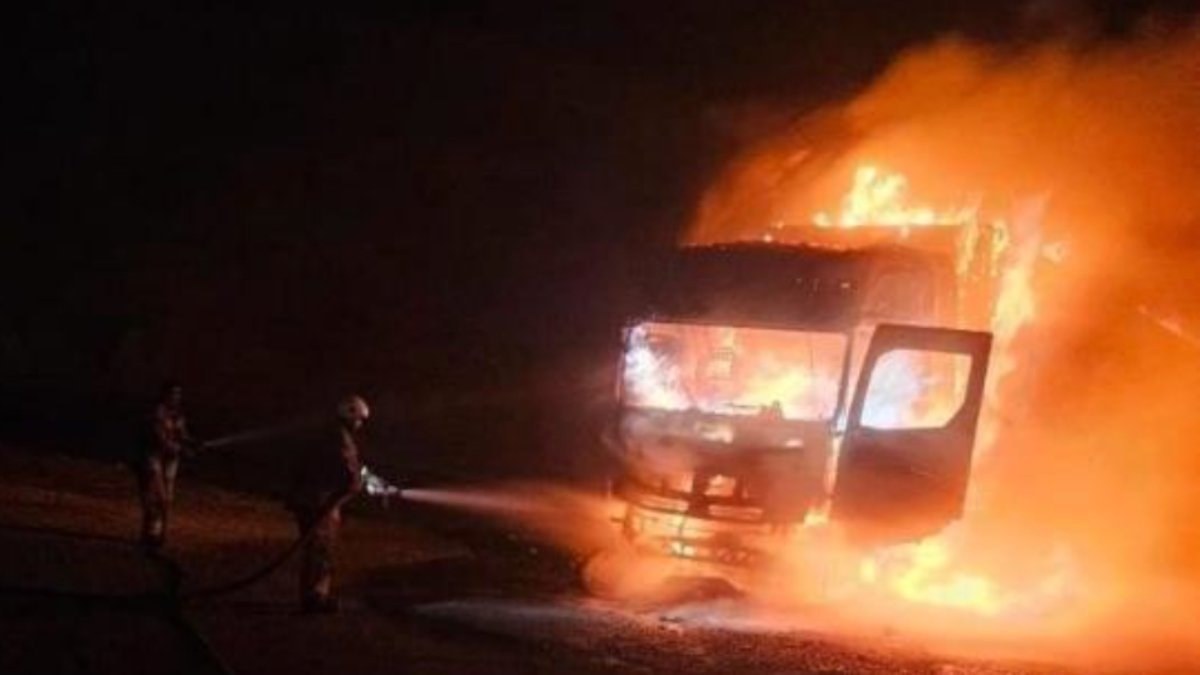 Hatay'da seyir halindeki tır alevlere teslim oldu