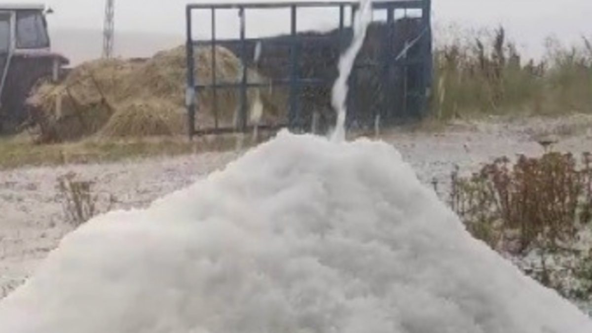 Kars'ta dolu yağışı bölgeyi beyaza bürüdü