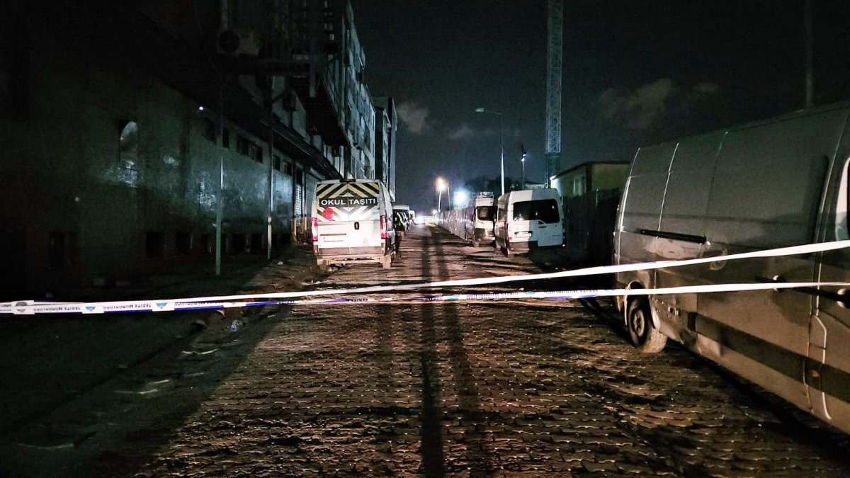 İstanbul'da inşaat sahasında toprak kayması: Yolda çatlama meydana geldi