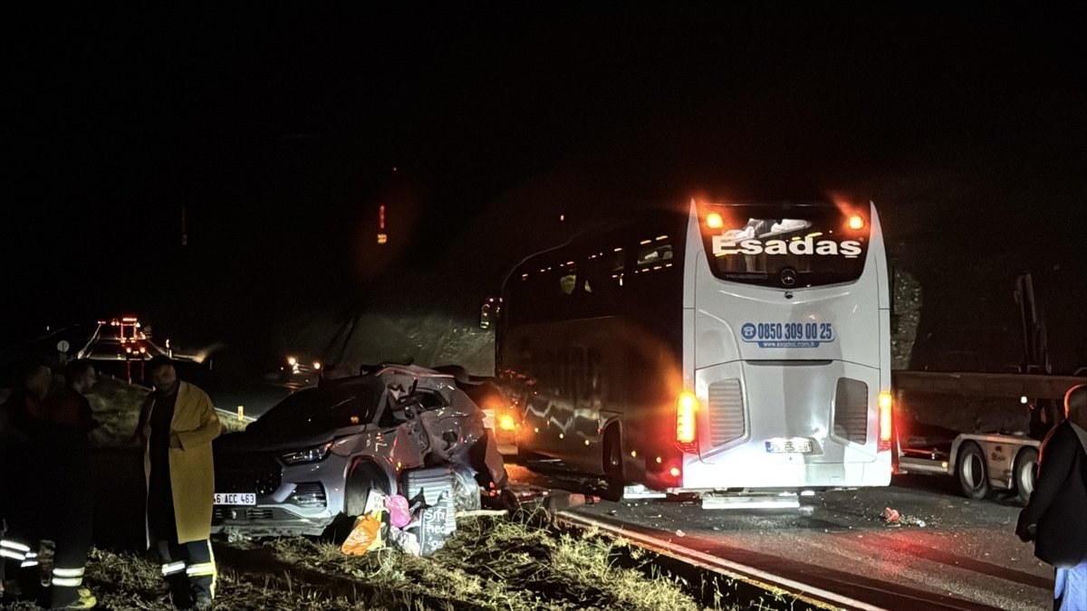 Erzincan'da yolcu otobüsü ile SUV çarpıştı: 1'i ağır 7 yaralı