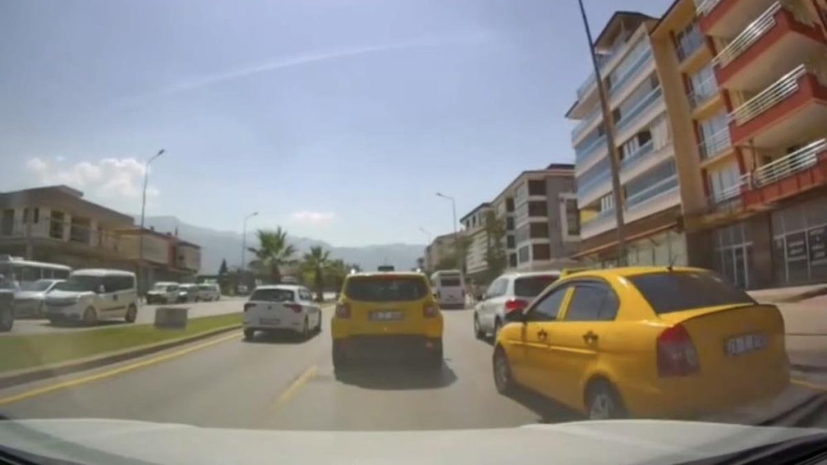 Denizli'de tehlikeli şerit değiştiren taksi, kazaya davetiye çıkardı